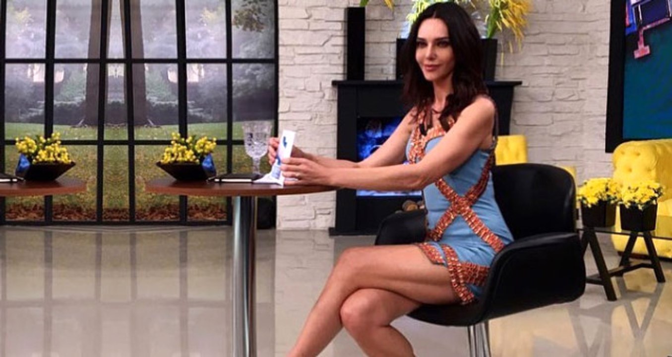 Hande Ataizi, Yeni Programına Süper Minisiyle Başladı