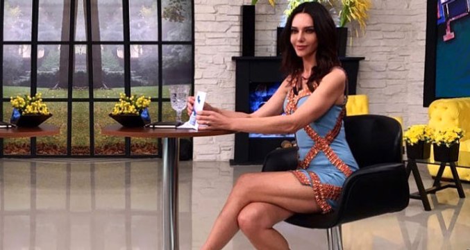 Hande Ataizi, Yeni Programına Süper Minisiyle Başladı