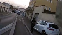 Ce chauffard en camionnette renverse volontairement un vélo