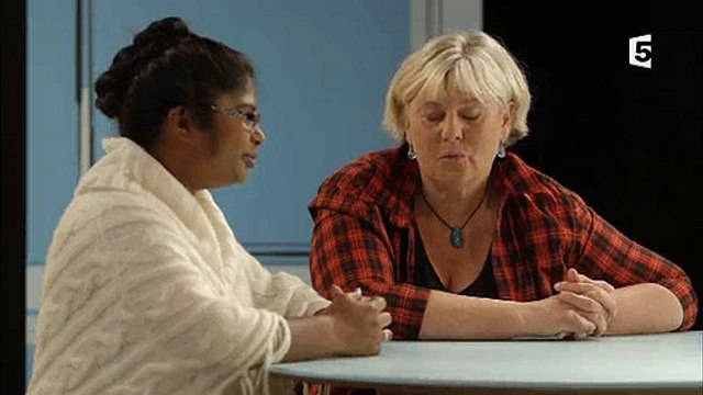 Rejetée par sa fille adoptive, une mère fond en larmes en témoignant - Regardez