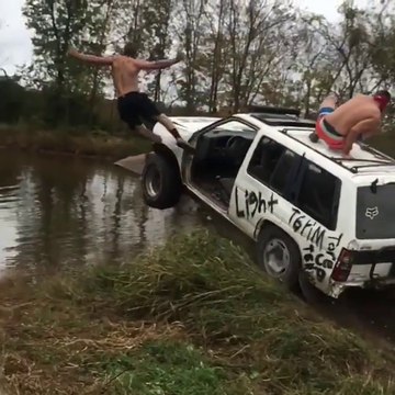Ces tarés sautent en 4x4 dans un lac à toute vitesse. Cascade de dingue