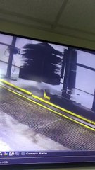 Un employé se fait emporter par un rouleau dans une station de lavage automatique