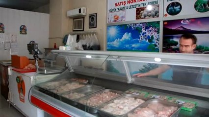 Gözlerini Bağlayıp Tavuk Doğradı, İnternet Fenomeni Oldu