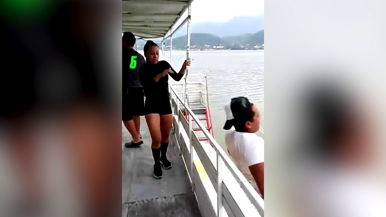 Un homme ivre qui danse sur un bateau !