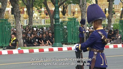 Les Thaïlandais, agenouillés et en pleurs, disent adieu au roi