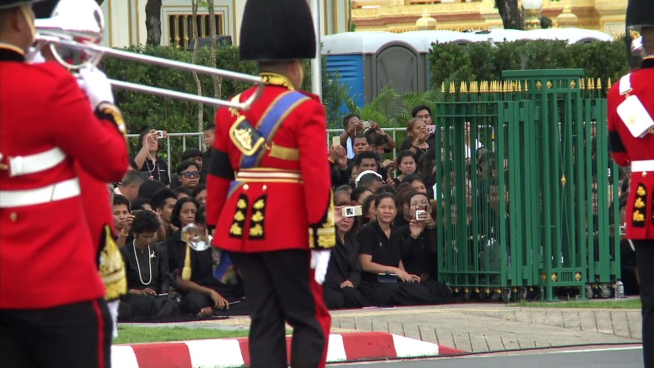 Les Thaïlandais, agenouillés et en pleurs, disent adieu au roi