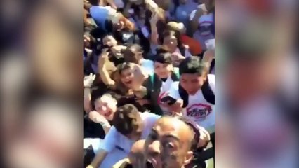Il jette 2000$ dans une cour d'école
