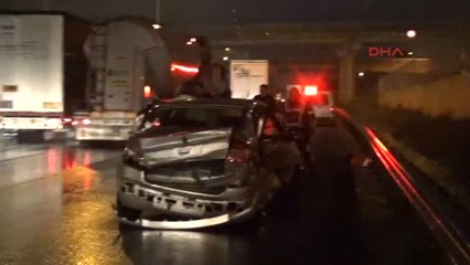 Kocaeli Otomobillere ve Rapor Tutan Polise Çarptı 5 Yaralı