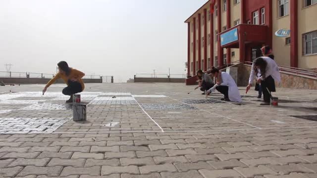 Öğretmenler Fırçayı Eline Aldı Aldı, Okul Bahçesini Oyun Alanına Çevirdi