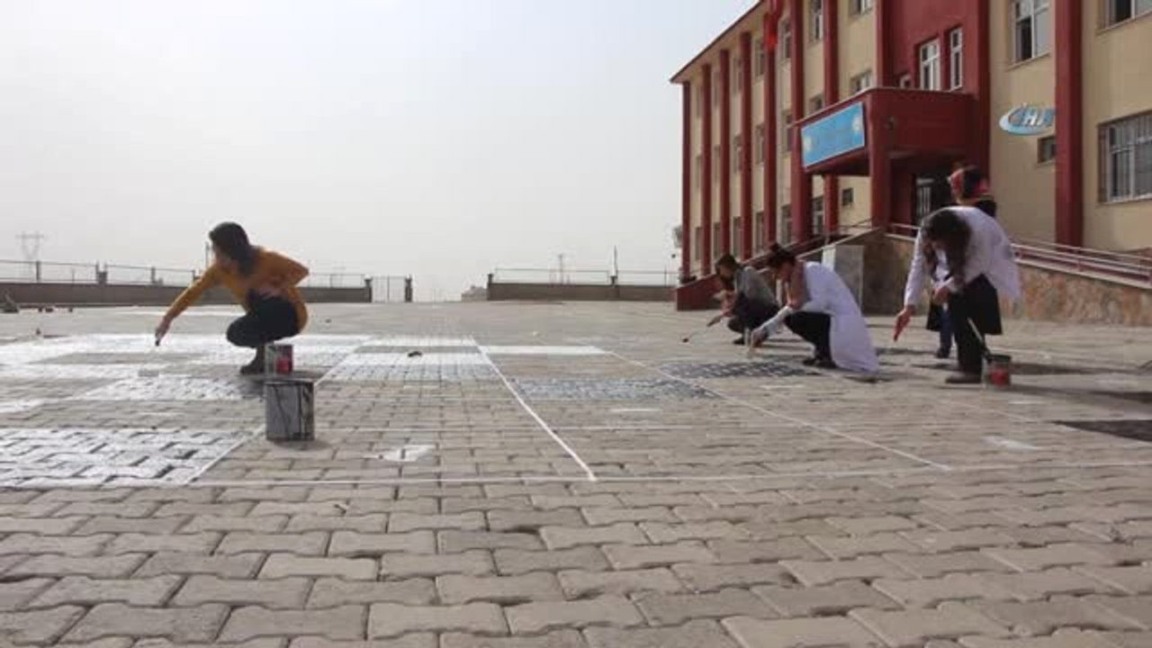 Öğretmenler Fırçayı Eline Aldı Aldı, Okul Bahçe...
