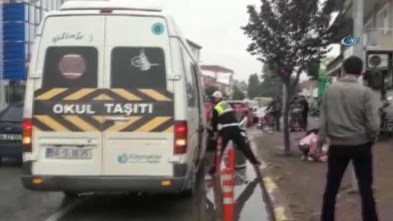 Trafik Polisinden Alkışlanacak Hareket...ayakları Islanmasın Diye Öğrencileri Tek Tek Eliyle...
