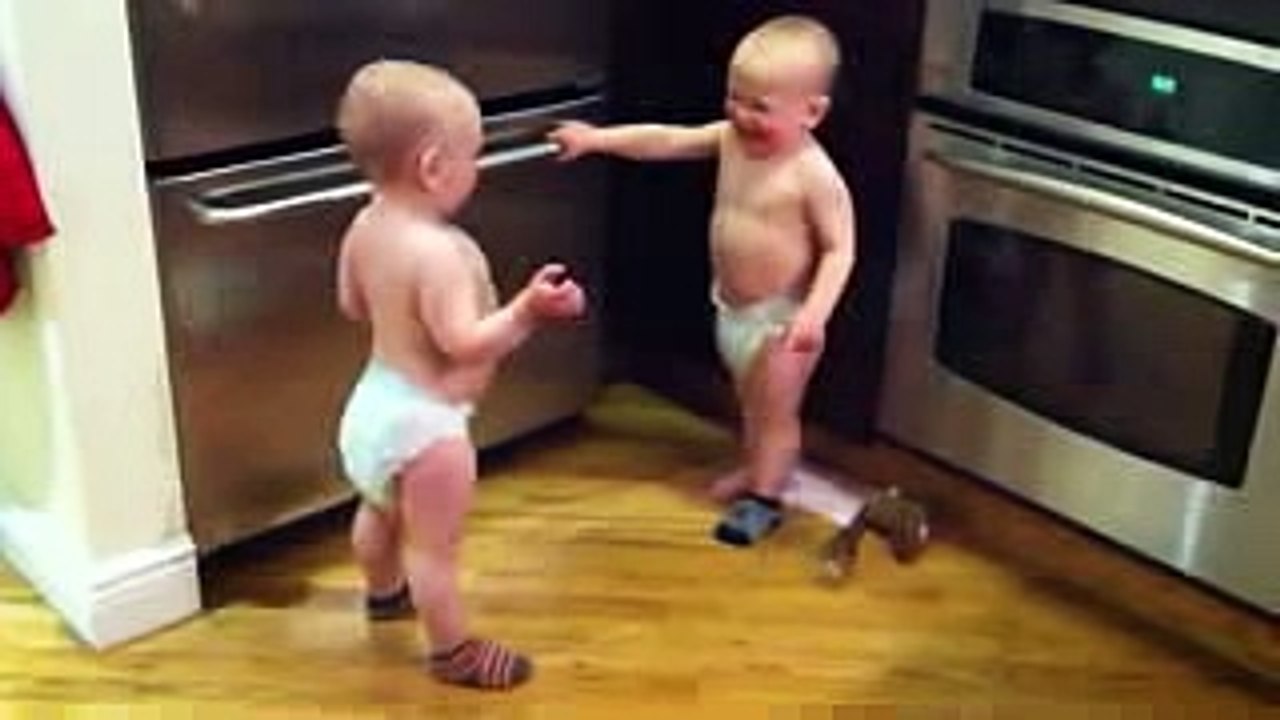 [超絶可愛い赤ちゃん動画]「たたた」でしゃべる双子の赤ちゃんたち Video Dailymotion