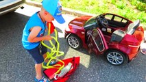 BAD BABY towing & repairing MOMs BMW X6 ride on POWER WHEEL Toyota RAV4 hybrid - Thomas CrazyShow