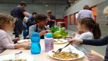 Ecole de Villers-le-Temple: 7 bénévoles, dont des mamies, encadrent les enfants lors de la distribution des repas chauds
