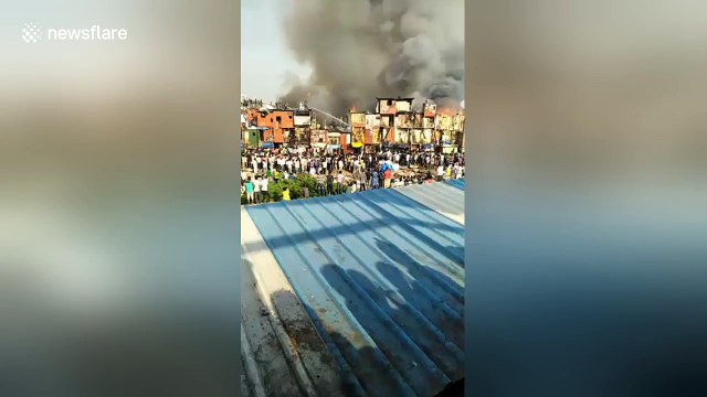Firefighters tackle huge blaze at Mumbai slum
