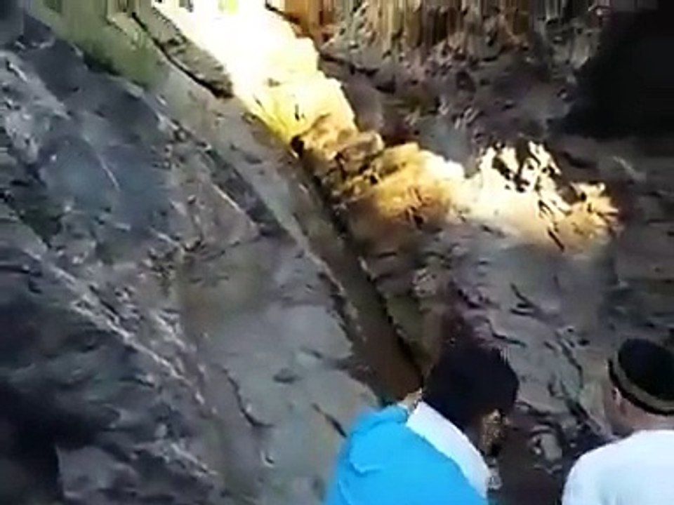 allahou akbar!! Il y a une source d'eau en Chine qui reste sèche et coule seulement quand le Coran est récité