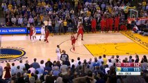 Stephen Curry contré par le cercle...