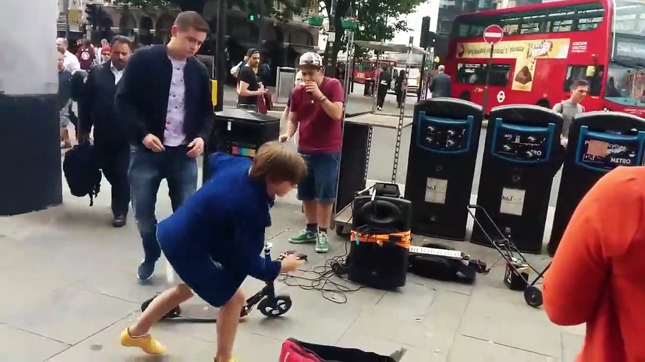 Ce musicien de rue joue de l'harmonica comme personne. Quel talent