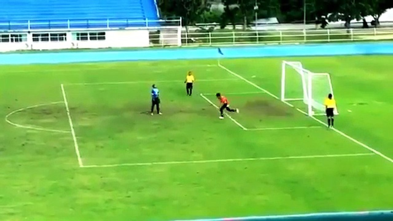 Awalnya Sombong! Kiper Thailand Lakukan Hal Bodoh Saat Adu Pinalti Ngakak