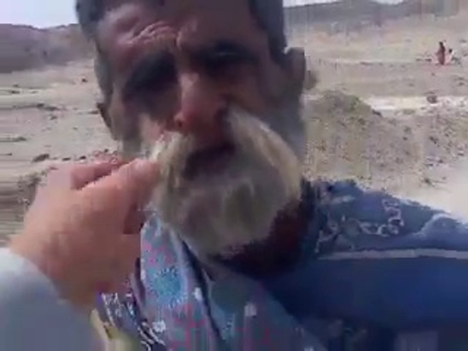 تربت میں ایک سردار کا لڑکا بکری نہ دینے پہ غریب بزرگ کے عزت پامال کرتے ہوئے