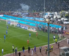 پرتاب اشیاء و نارنجک از سوی تماشاچیان در دربی