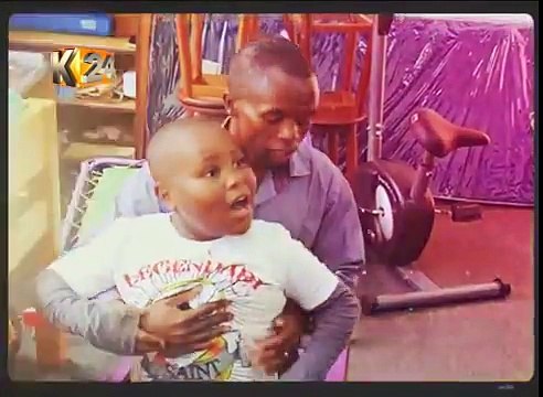 Ovaj čovjek satima vozi sa 3000 galona vode. Sada pogledajte šta se desi kada je pusti da teče!