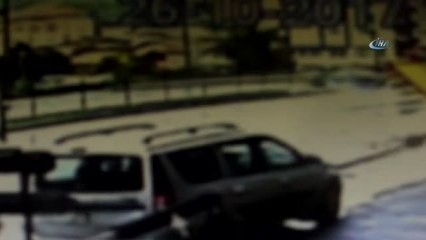 Kaza Anı Kamerada... Karşı Şeride Geçen Otomobil Hurdaya Döndü: 4 Yaralı