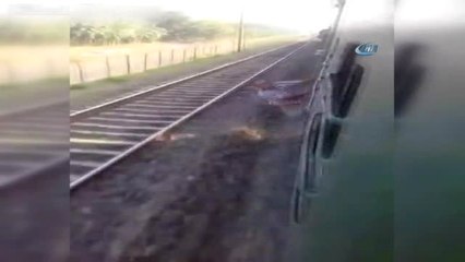 Trenin Kapısından Sarkan Hintli, Bariyerlere Çarpınca Feci Şekilde Can Verdi