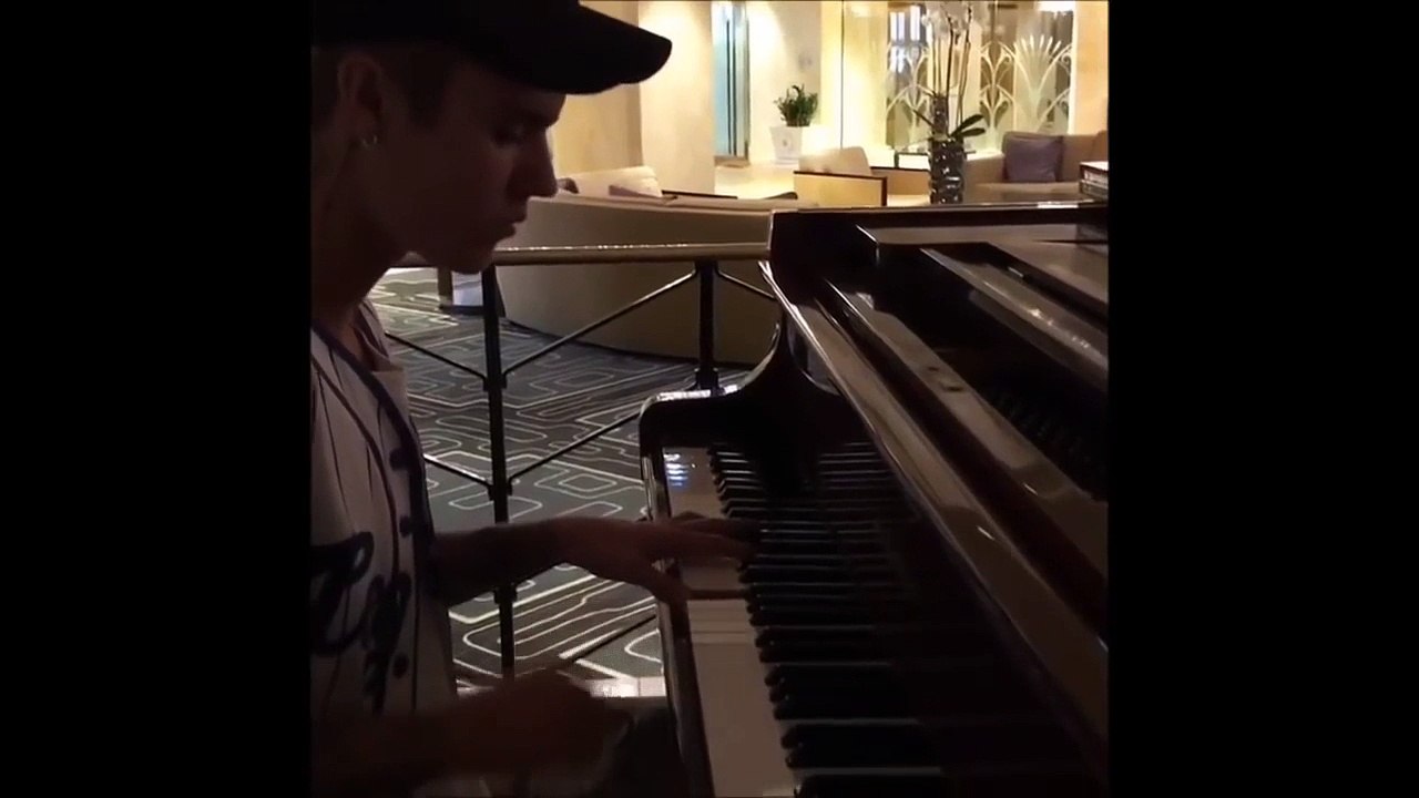 Justin Bieber playing piano - UnpluggedTube