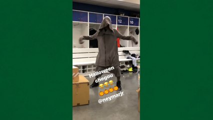 Roupa ou fantasia? Neymar entra no clima de Halloween e se diverte com Daniel Alves