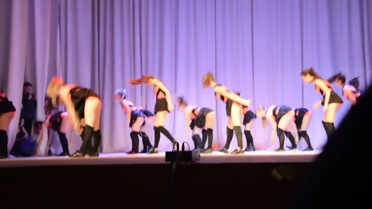 Y'a qu'en russie que vous verrez un spectacle de fin d'année comme ça... Fillettes qui twerk???