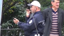 Trabzon'da Trafik Polisi Sürücülere Türkülü, Manili Ceza Yazıyor