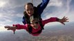 94ème anniversaire : saut en parachute d'un avion pour Mamie !