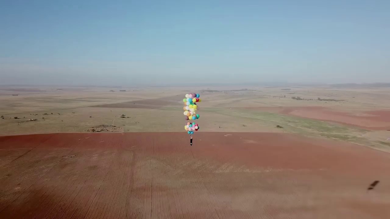 Accroché à 100 ballons d'hélium il s'envole à 2500m d'altitude au-dessus de l'Afrique du Sud !