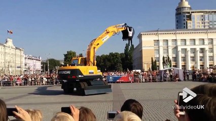 Démo de danse... sur un camion Tractopelle en pleine rue !