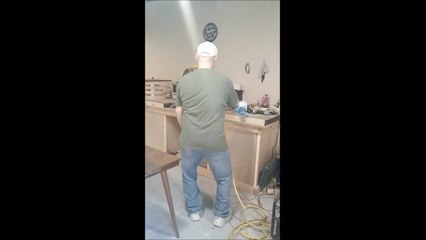 Ce mec sort des énormes pets avec un compresseur à air !