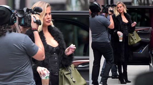 Pregnant Khloé Kardashian Shows Off Baby Bump