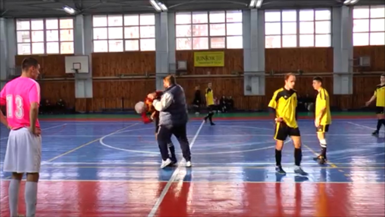 Coach Punches Referee, For Not Agreeing With His Decision!