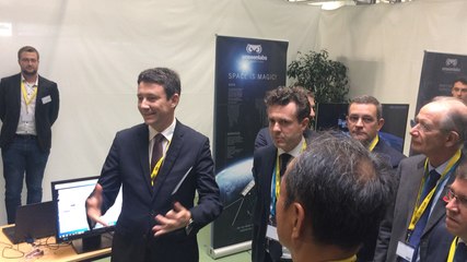 Le secrétaire d'Etat Benjamin Griveaux s'adresse à des délégations étrangères