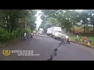 Carretera se parte por hundimiento en Morales, Izabal