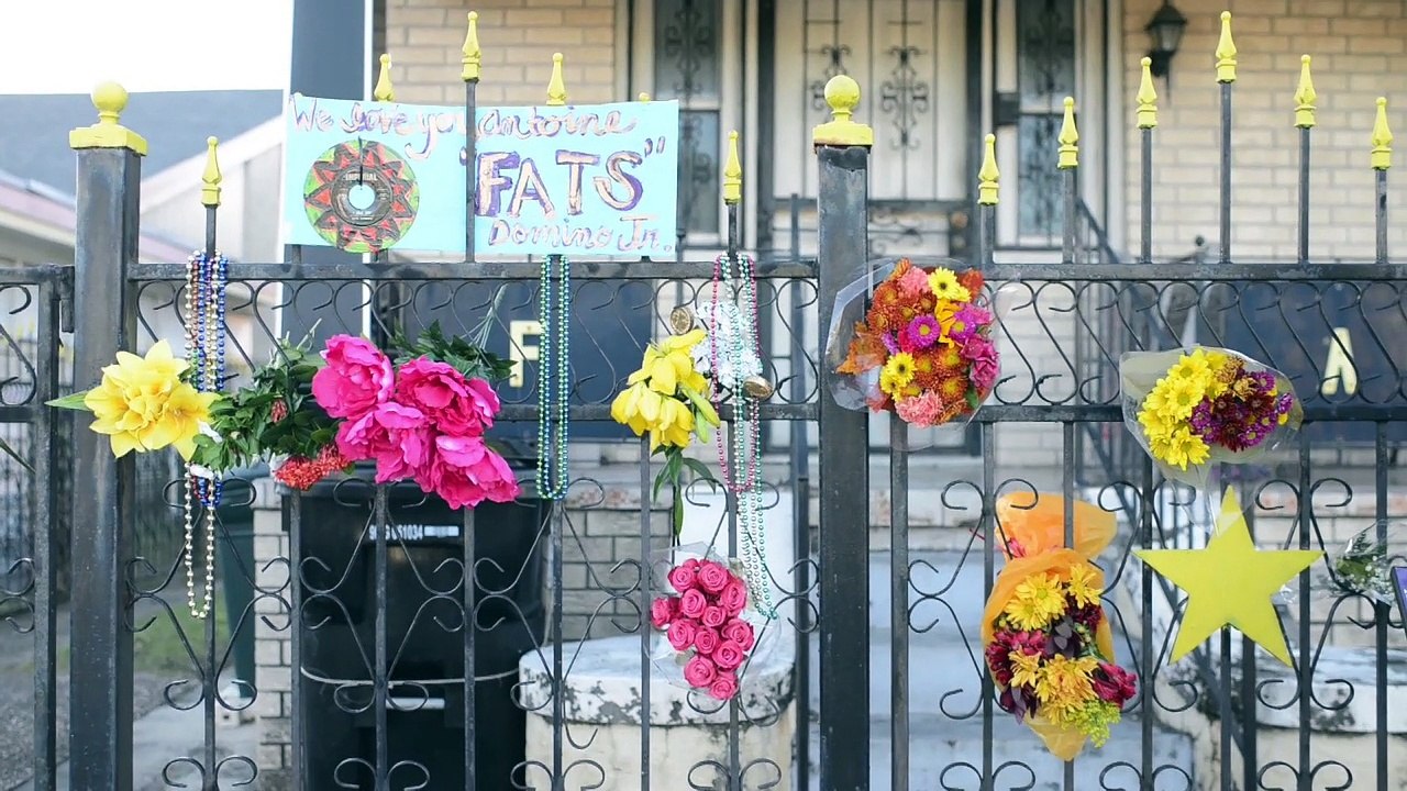 Fans del rock 'n' roll rinden tributo a Fats Domino en su casa