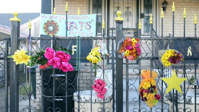 Fans del rock 'n' roll rinden tributo a Fats Domino en su casa