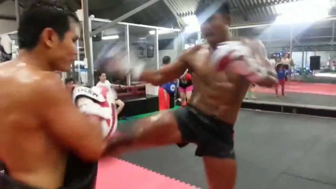 L'entrainement de ce champion de Boxe Thaï est impressionnant...