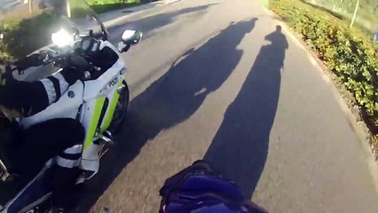 Tải video: Ce jeune en scooter sème des gendarmes à moto... La honte!