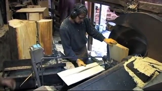 Cet ouvrier découpe des planches à toute vitesse avec une scie circulaire très dangereuse