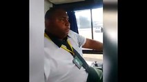 Ce chauffeur de bus fait fait des selfies et ne regarde meme pas la route... Fou du volant