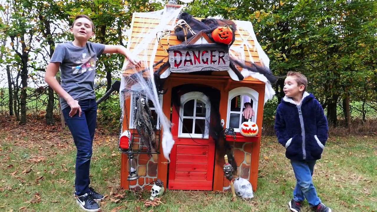 EFFRAYANTS DÉGUISEMENTS D'HALLOWEEN & CABANE HANTÉE