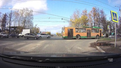 Video được Đề xuất  Người phụ nữ bị truy cập bởi xe hơi