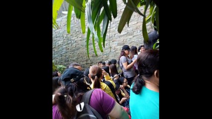 Book Launching ni Maine, Muntikan ng magka-stampede! Ilang Fans Hindi nakapasok sa dami ng tao.