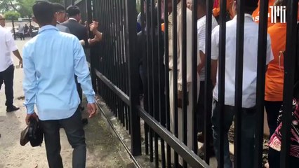 Video herunterladen: Warisan leaders greeting supporters who came to support Shafie Apdal